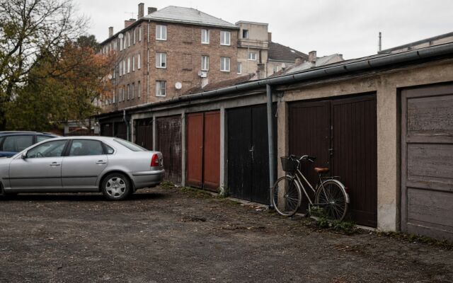 Garážové státia v Košiciach s parkovacími miestami a mestskou architektúrou