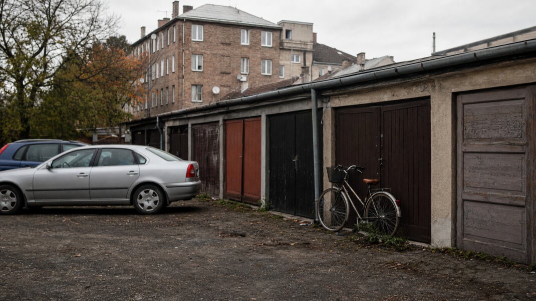 Garážové státia v Košiciach s parkovacími miestami a mestskou architektúrou