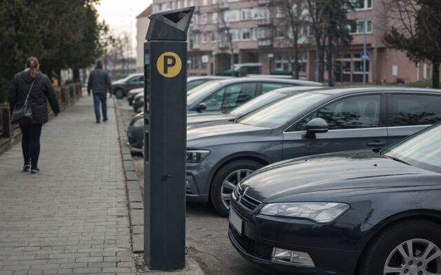 Parkovacie miesta v Púchove pred železničnou stanicou