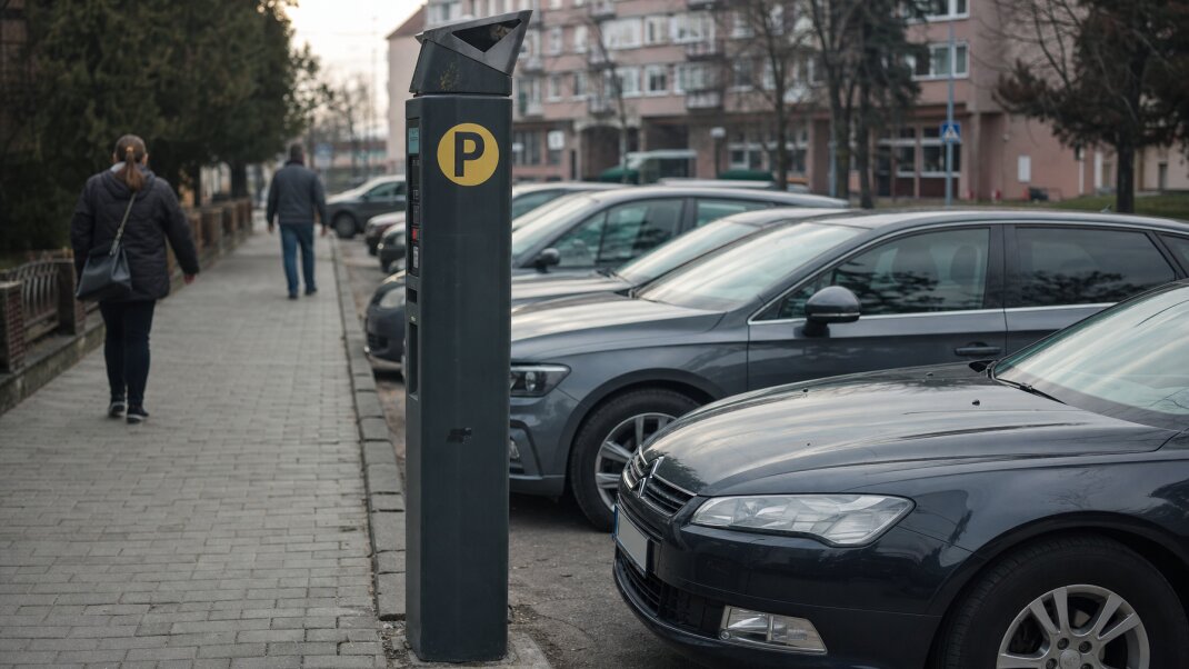 Parkovacie miesta v Púchove pred železničnou stanicou