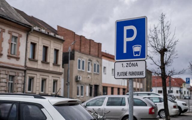 Parkovacie zóny v Rimavskej Sobote s informačnými tabuľami a autami