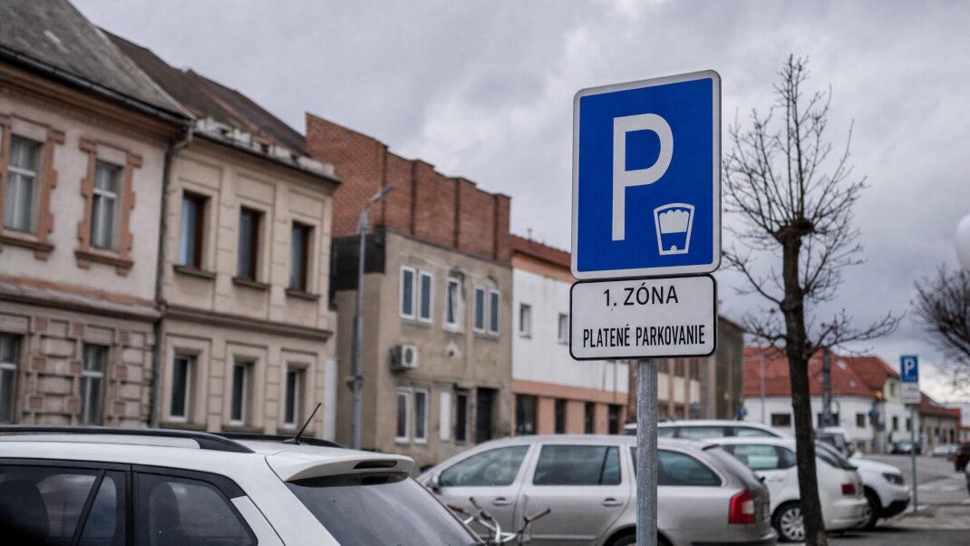 Parkovacie zóny v Rimavskej Sobote s informačnými tabuľami a autami