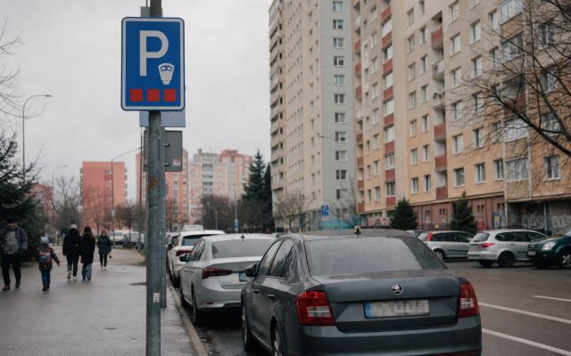 Parkovacie miesta v Ružinove s označením PAAS a autami na ulici