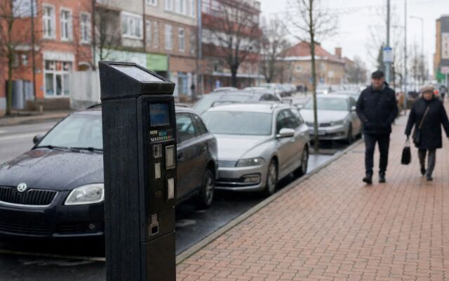 Parkovisko v Topoľčanoch s autami a informačnými tabuľami o parkovacom systéme