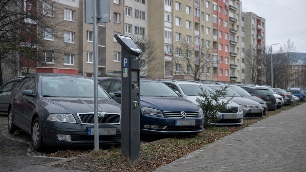 Parkovacie miesta v centre Vranova nad Topľou s autami a mestskou architektúrou