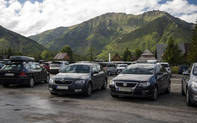 Parkovisko P+R Eurocamp vo Vysokých Tatrách s autami a krásnym pozadím hôr