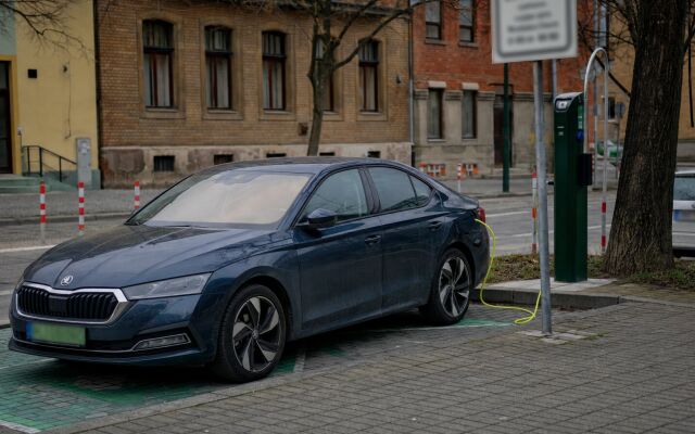 Nabíjacia stanica pre elektrické vozidlá s parkovacími miestami v Bratislave