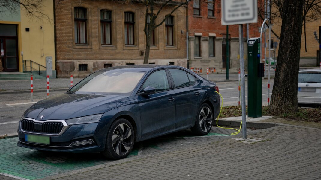 Nabíjacia stanica pre elektrické vozidlá s parkovacími miestami v Bratislave