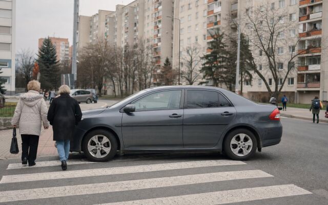 Absurdná parkovacia situácia pred obchodom v Bratislave