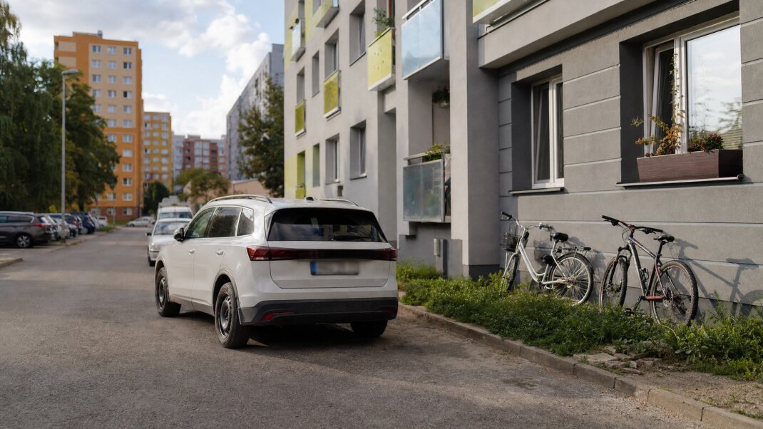 Zdieľané auto parkované pred moderným bytovým domom v Bratislave