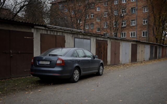 Garáž s uskladnenými pneumatikami a palivom v Bratislave