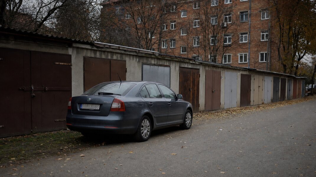 Garáž s uskladnenými pneumatikami a palivom v Bratislave