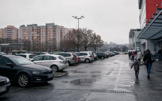 Dopytové ceny parkovania v Bratislave a Košiciach na grafickej analýze
