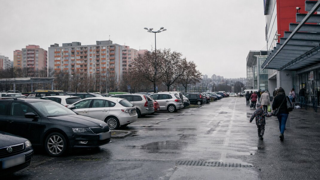 Dopytové ceny parkovania v Bratislave a Košiciach na grafickej analýze