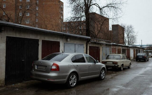 Garážové státie v Bratislave s nápisom 'Na prenájom'