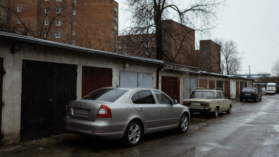 Garážové státie v Bratislave s nápisom 'Na prenájom'