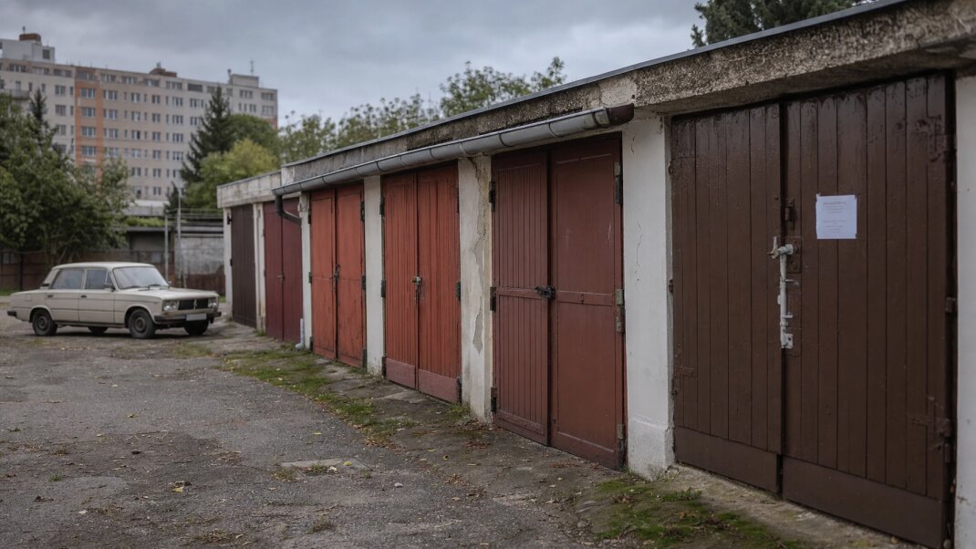 Inzerát na prenájom parkovacieho miesta na sociálnych sieťach