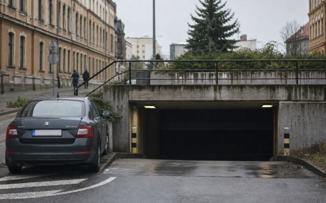 Podzemné parkovanie v Bratislave s autami a modernou architektúrou okolo