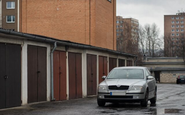 Poistenie garáže a auta v Bratislave: auto zaparkované v garáži