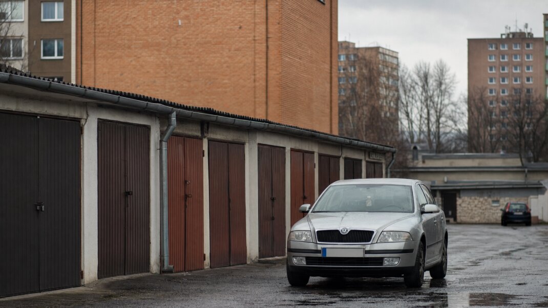 Poistenie garáže a auta v Bratislave: auto zaparkované v garáži