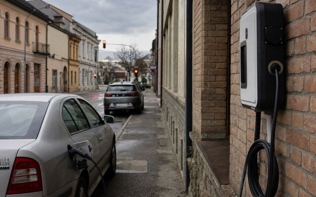 Nabíjacia stanica pre elektromobily pred rodinným domom v Bratislave