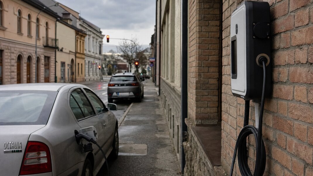 Nabíjacia stanica pre elektromobily pred rodinným domom v Bratislave