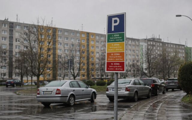 Parkovacie zóny v Bratislave s rôznymi sadzbami a označením farieb