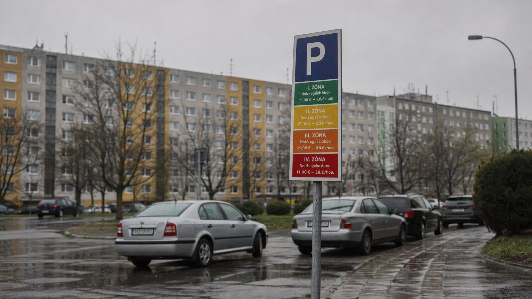 Parkovacie zóny v Bratislave s rôznymi sadzbami a označením farieb