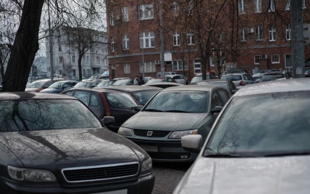 Zamestnanci hľadajúci parkovacie miesto pred kanceláriou v Bratislave