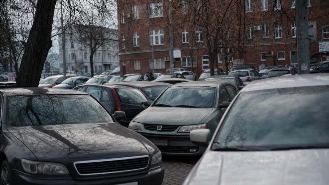 Zamestnanci hľadajúci parkovacie miesto pred kanceláriou v Bratislave