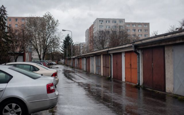 Právne poradenstvo pri kúpe garáže v Bratislave s dokumentmi a zmluvami