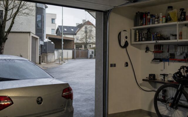 Garáž s elektrickými zásuvkami a náradím na parkovanie v Bratislave