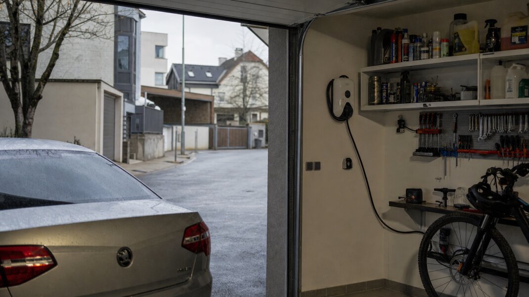 Garáž s elektrickými zásuvkami a náradím na parkovanie v Bratislave