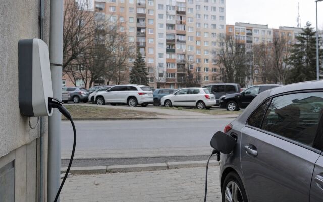 Parkovacie miesto s wallboxom a elektromobilom v Bratislave