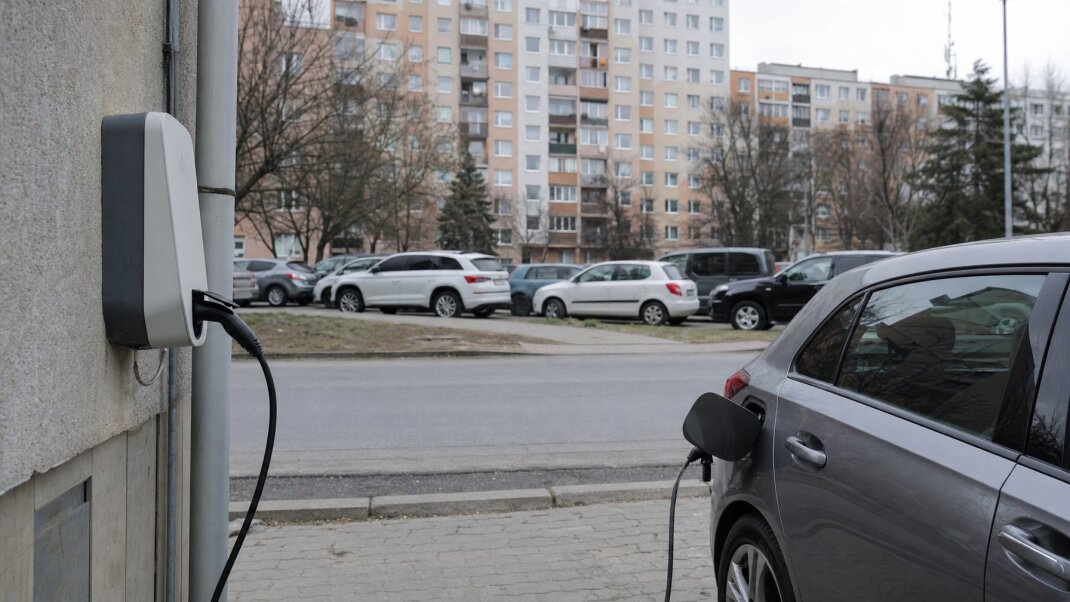 Parkovacie miesto s wallboxom a elektromobilom v Bratislave