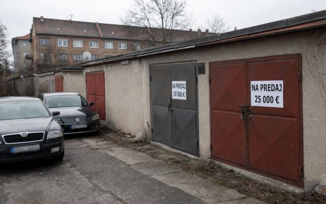 Garáže na predaj v Bratislave s cenovkami 20 000 a 25 000 eur
