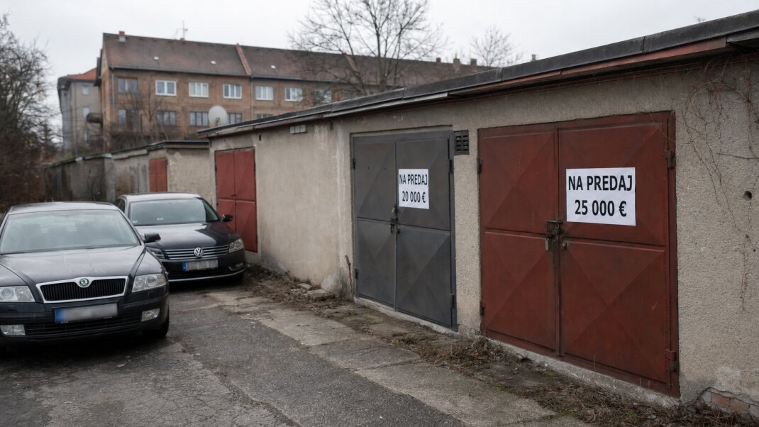 Garáže na predaj v Bratislave s cenovkami 20 000 a 25 000 eur