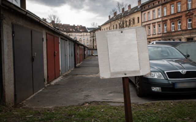 Parkovacie miesto na sídlisku s autami pripravenými na prenájom