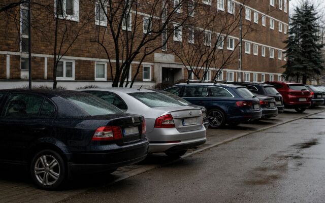 Parkovisko s autami v Bratislave, symbolizujúce dopyt po parkovaní