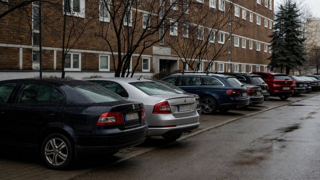 Parkovisko s autami v Bratislave, symbolizujúce dopyt po parkovaní