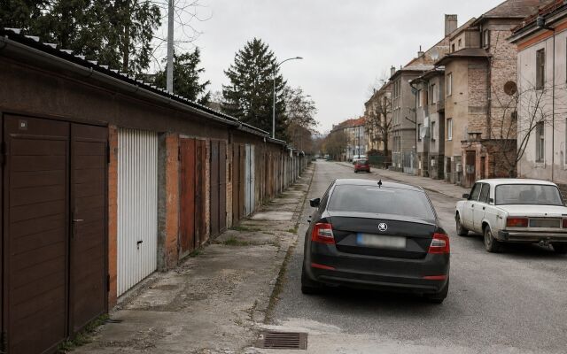 Garážové státie v Košiciach - Sever s autami zaparkovanými na ulici