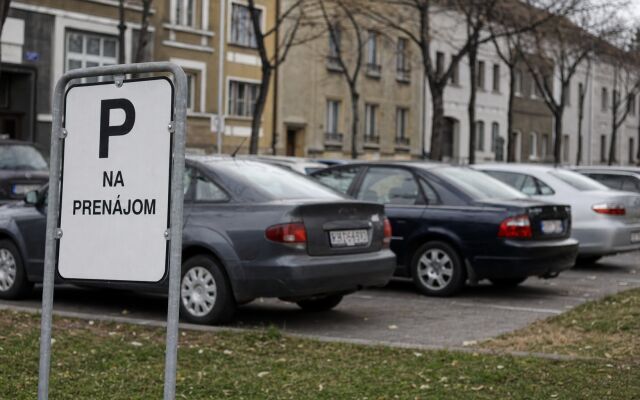 Parkovacie miesto v Bratislave Nové Mesto s vyhradeným státím pre autá