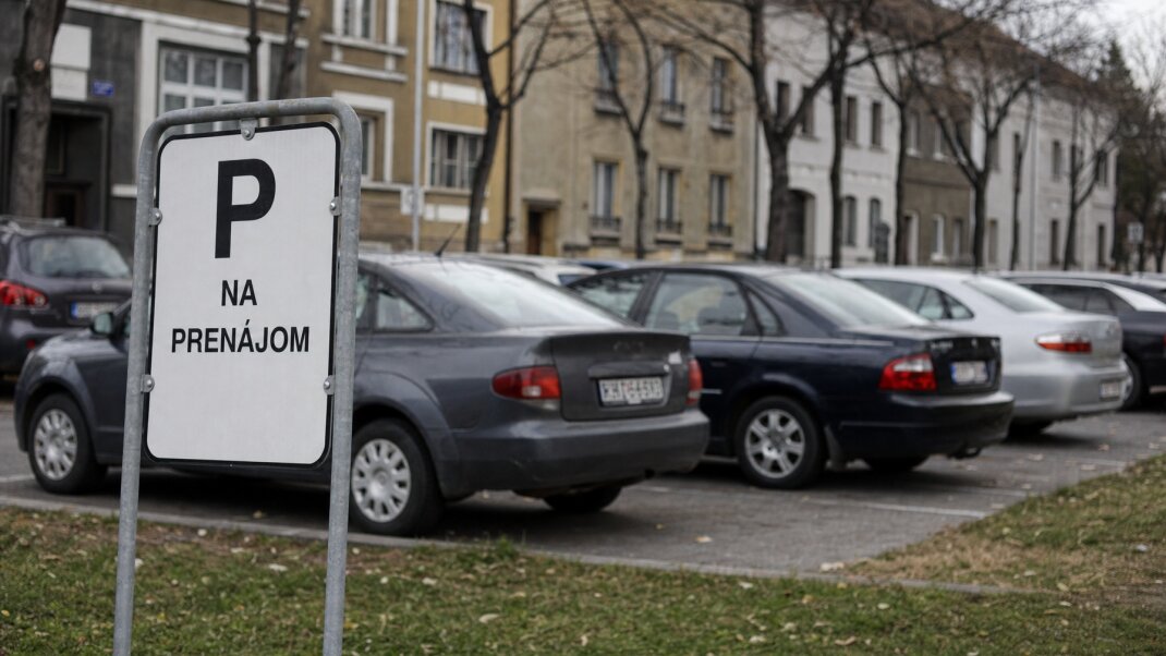 Parkovacie miesto v Bratislave Nové Mesto s vyhradeným státím pre autá