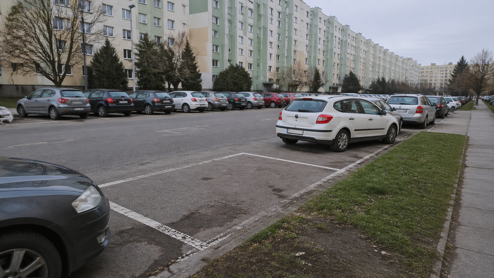 Prenájom parkovacieho miesta v Petržalke: Ceny, dostupnosť a tipy pre rok 2026