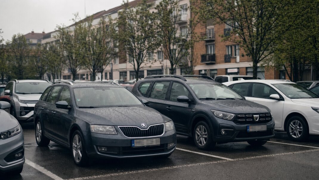 Parkovisko v Banskej Bystrici s autami a cenovými tabuľami na prenájom