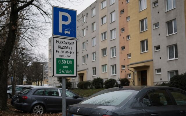 Parkovacie miesta v Bratislave s cenovými označeniami pre rezidentské karty