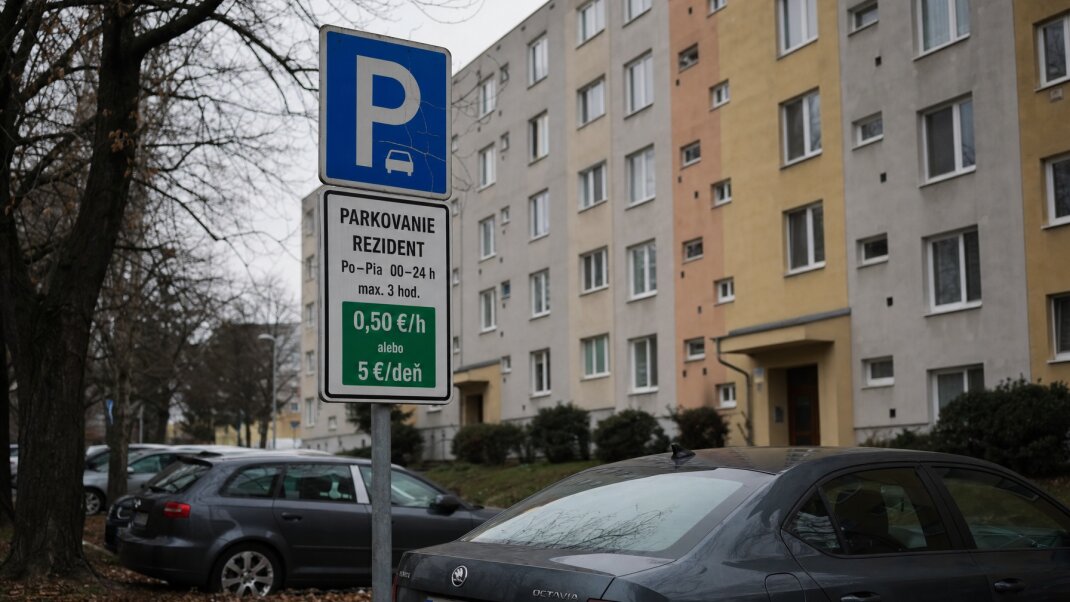 Parkovacie miesta v Bratislave s cenovými označeniami pre rezidentské karty