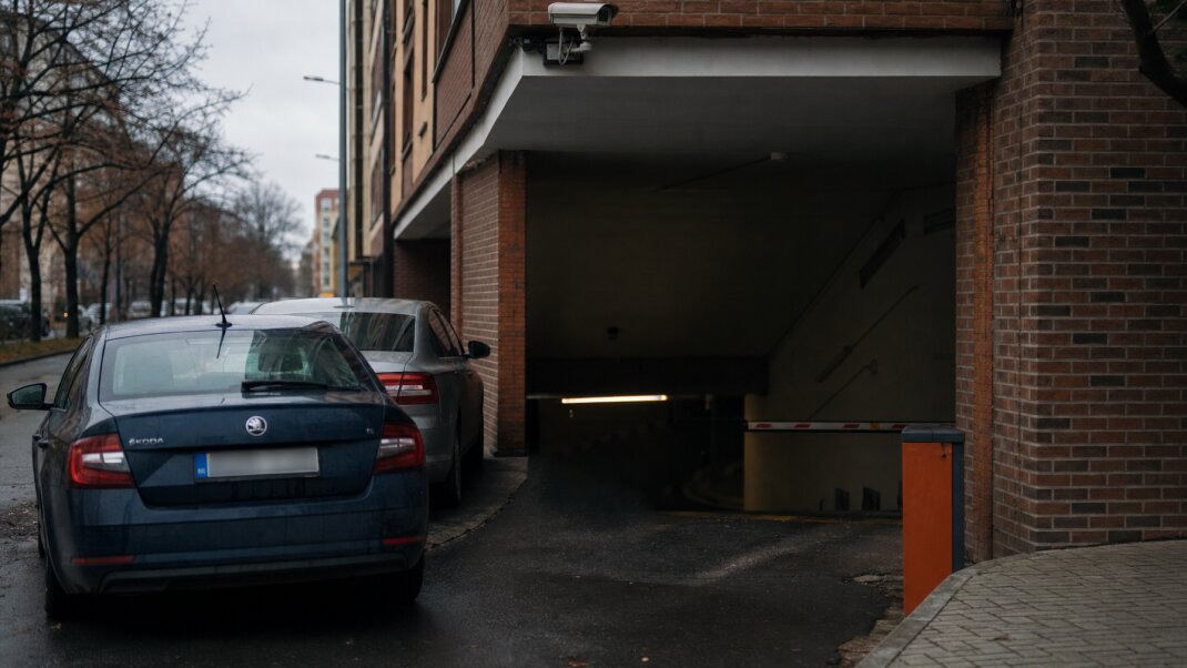 Bezpečnostná kamera a rampa pri vstupe do garáže v Bratislave