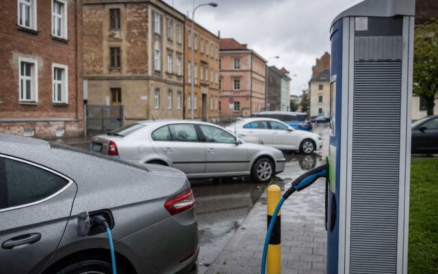 Technik kontroluje wallbox v podzemnej garáži pre elektromobily
