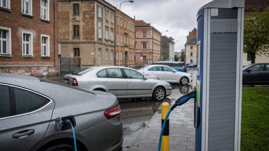 Technik kontroluje wallbox v podzemnej garáži pre elektromobily
